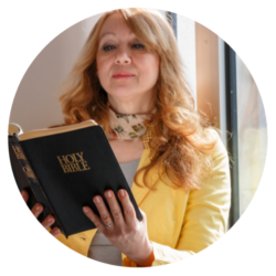 mulher lendo a bíblia