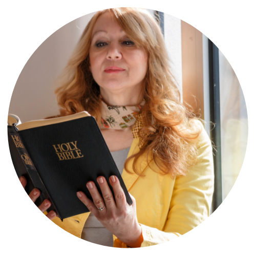 mulher lendo a bíblia