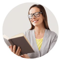 mulher interpretando a bíblia